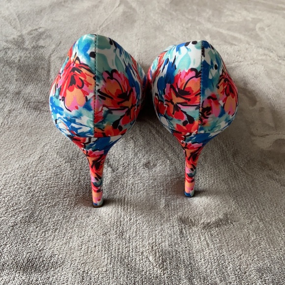 Kelly and Katie Heels - Picture 3 of 8